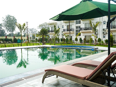 Sprawling wedding lawn of 28000 Sq.Feet that can host up to 400 plus guests.