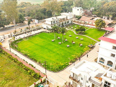 Sprawling wedding lawn of 28000 Sq.Feet that can host up to 400 plus guests.